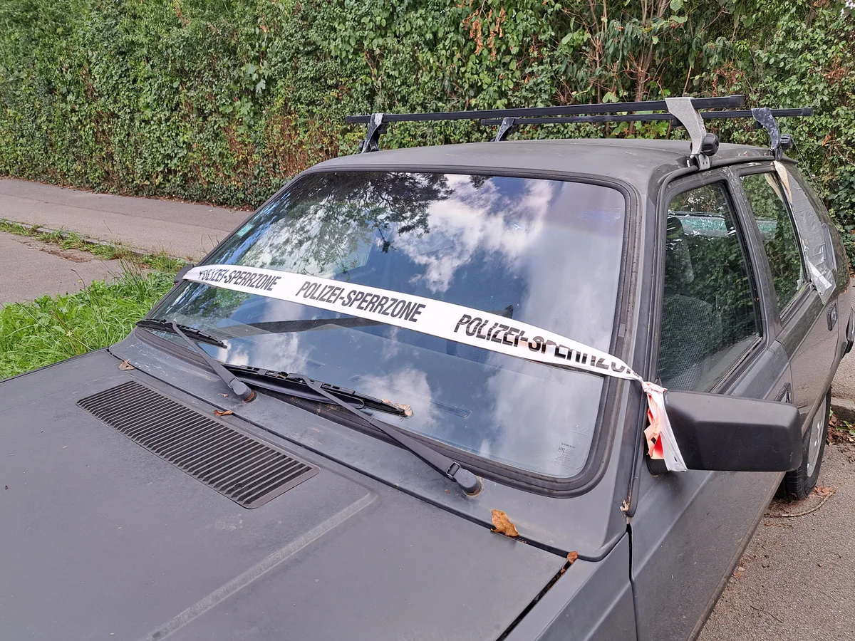 Die Polizei sucht noch immer nach dem Halter. Volvo, Frontansicht.
